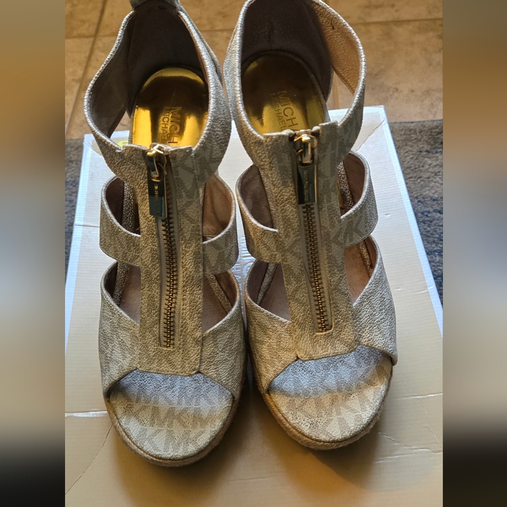Michael Kors Damita Wedge Sandals Size 7 Minie Logo Vanilla Plataforms - Picture 2 of 11
